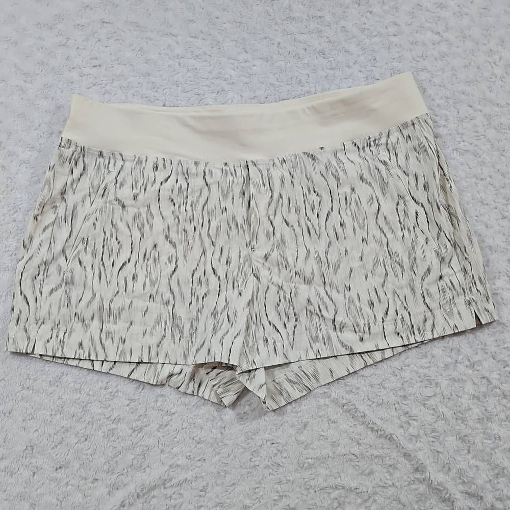 Athleta Trekkie North short women sz 18 Magnolia Grey White Ikat Texture #988235